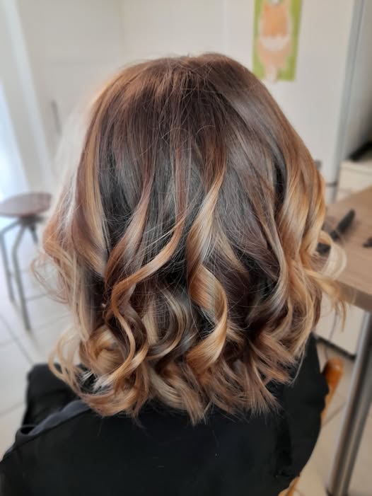 Coupe femme avec brushing réalisée à domicile par Samantha Huoy — S-MH'air