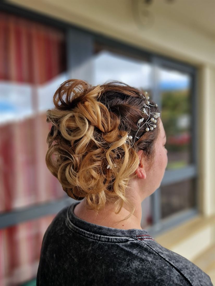 Chignon bouclé orné d'un bijou de cheveux pour un événement — S-MH'air