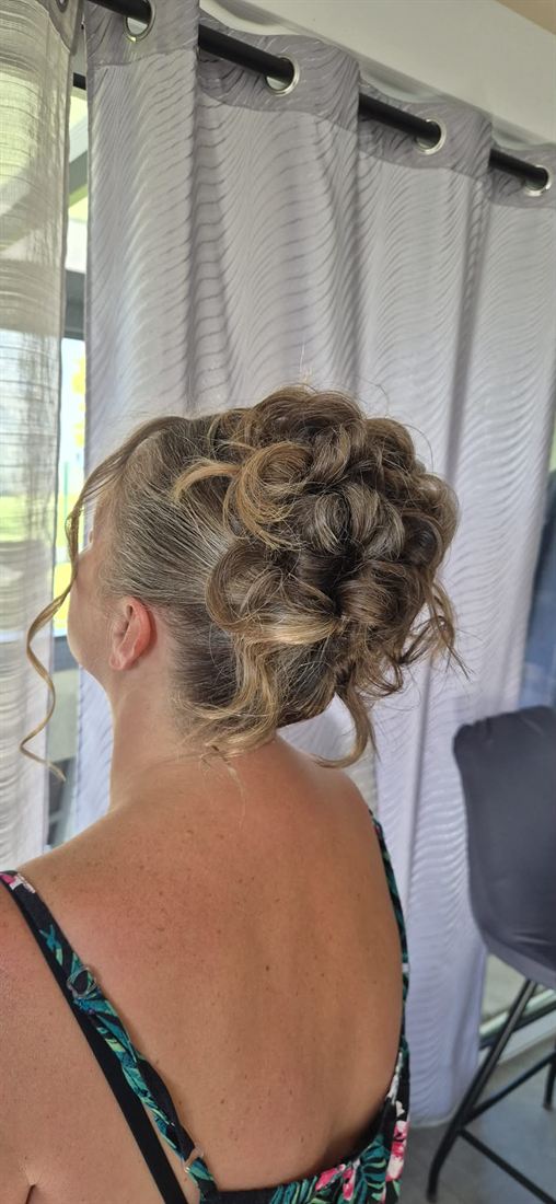 Chignon bouclé flou pour une cérémonie, réalisé à domicile — S-MH'air
