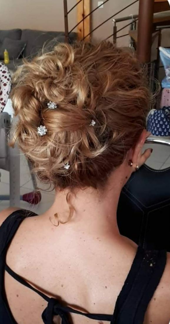 Chignon bouclé avec épingles strass pour un mariage — S-MH'air