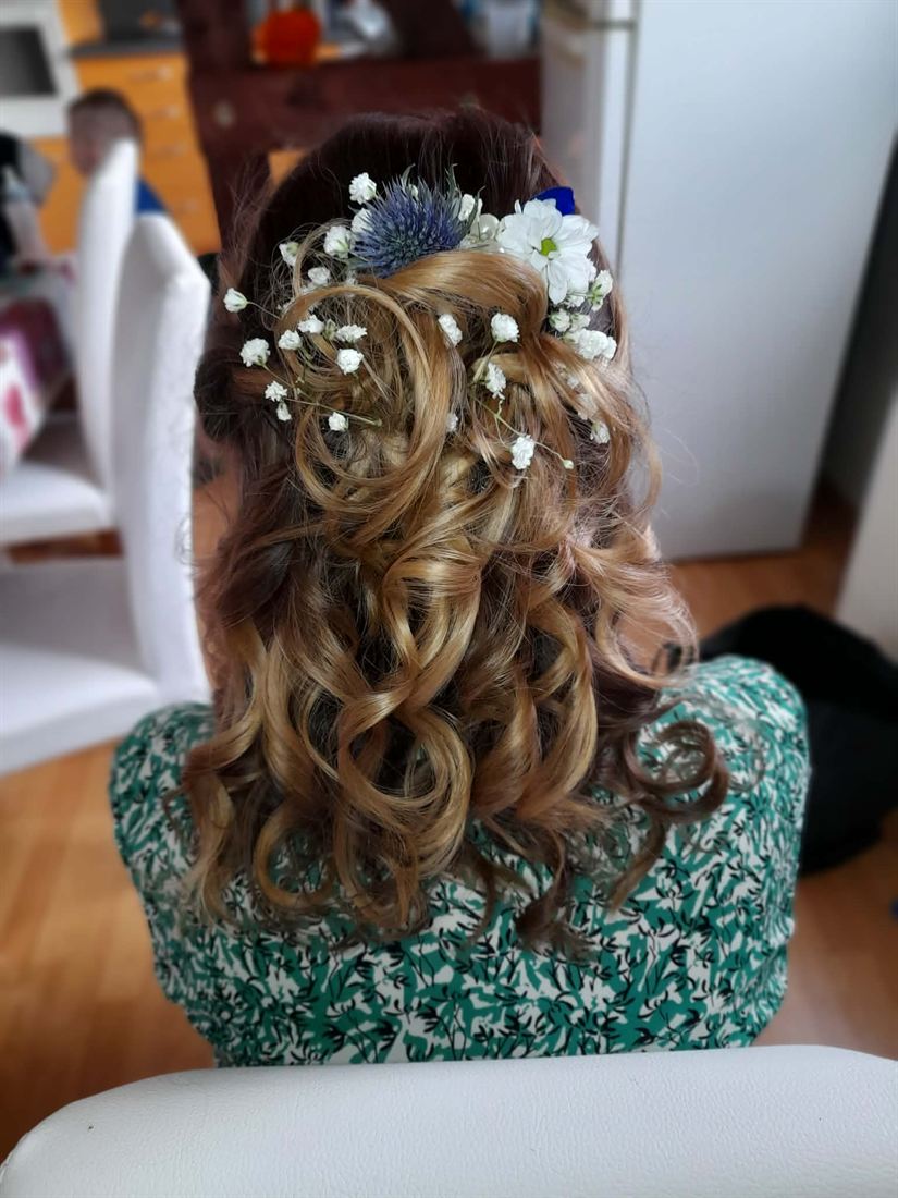Coiffure de mariage demi-attachée bouclée ornée de fleurs naturelles et de gypsophile — S-MH'air
