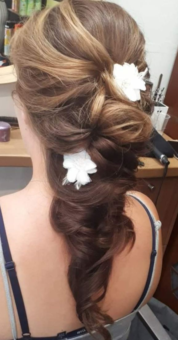 Coiffure de mariage bohème avec fleurs blanches dans les cheveux longs — S-MH'air