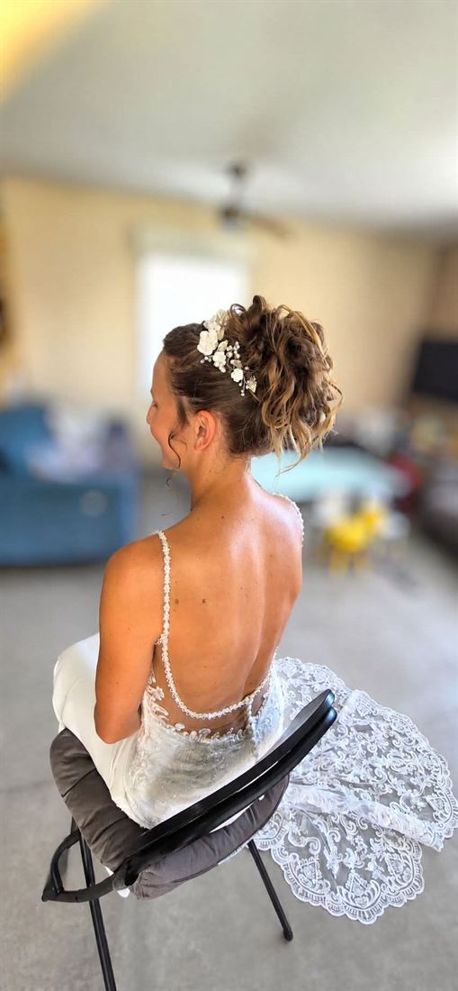 Mariée avec chignon bohème fleuri réalisé à domicile par Samantha Huoy — S-MH'air