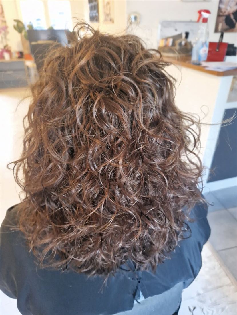 Coupe adaptée aux cheveux bouclés naturels, mi-longs — S-MH'air